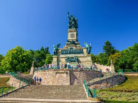 Niederwalddenkmal bei Rüdesheim mit Blick auf den Rheingau