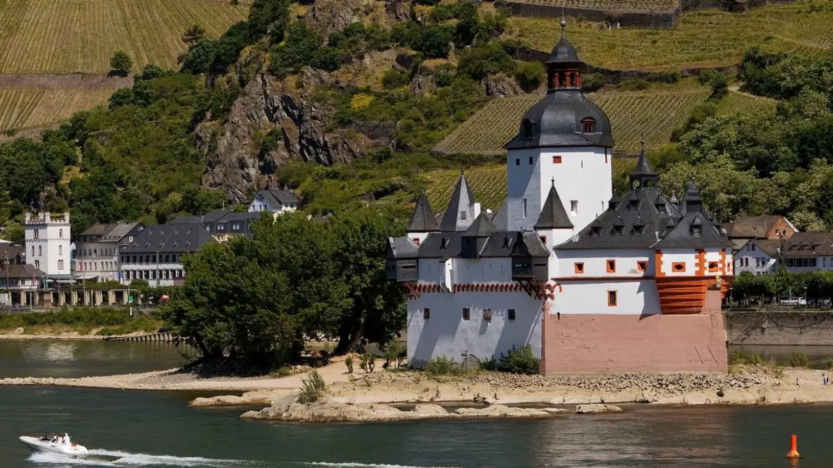 Burg Pfalzgrafenstein inmitten des Rheins bei Kaub im Morgenlicht