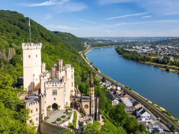 Burg Stolzenfels am Mittelrhein mit Panoramablick